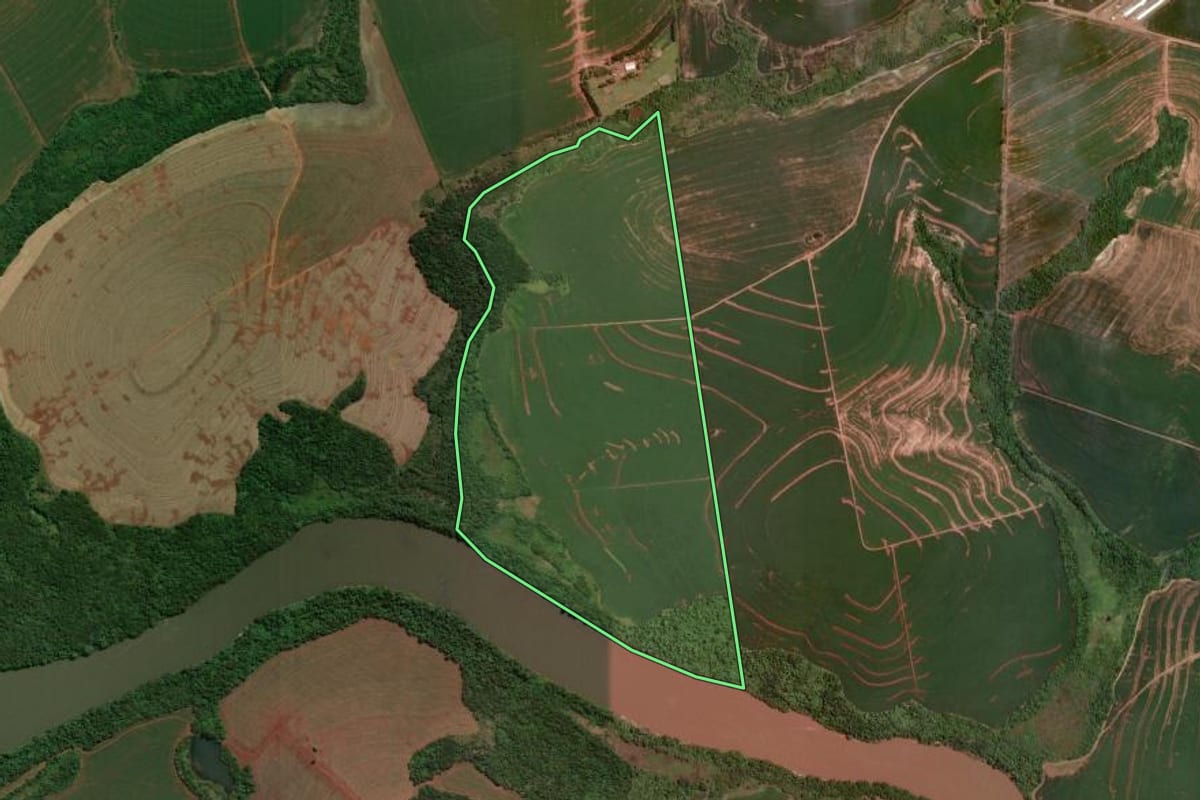 Imagem de satélite do imóvel rural em Brasilândia do Sul (PR), com o contorno declarado no CAR desenhado por cima.