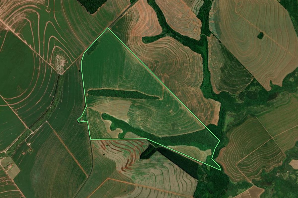 Imagem de satélite do imóvel rural em Brasilândia do Sul (PR), com o contorno declarado no CAR desenhado por cima.