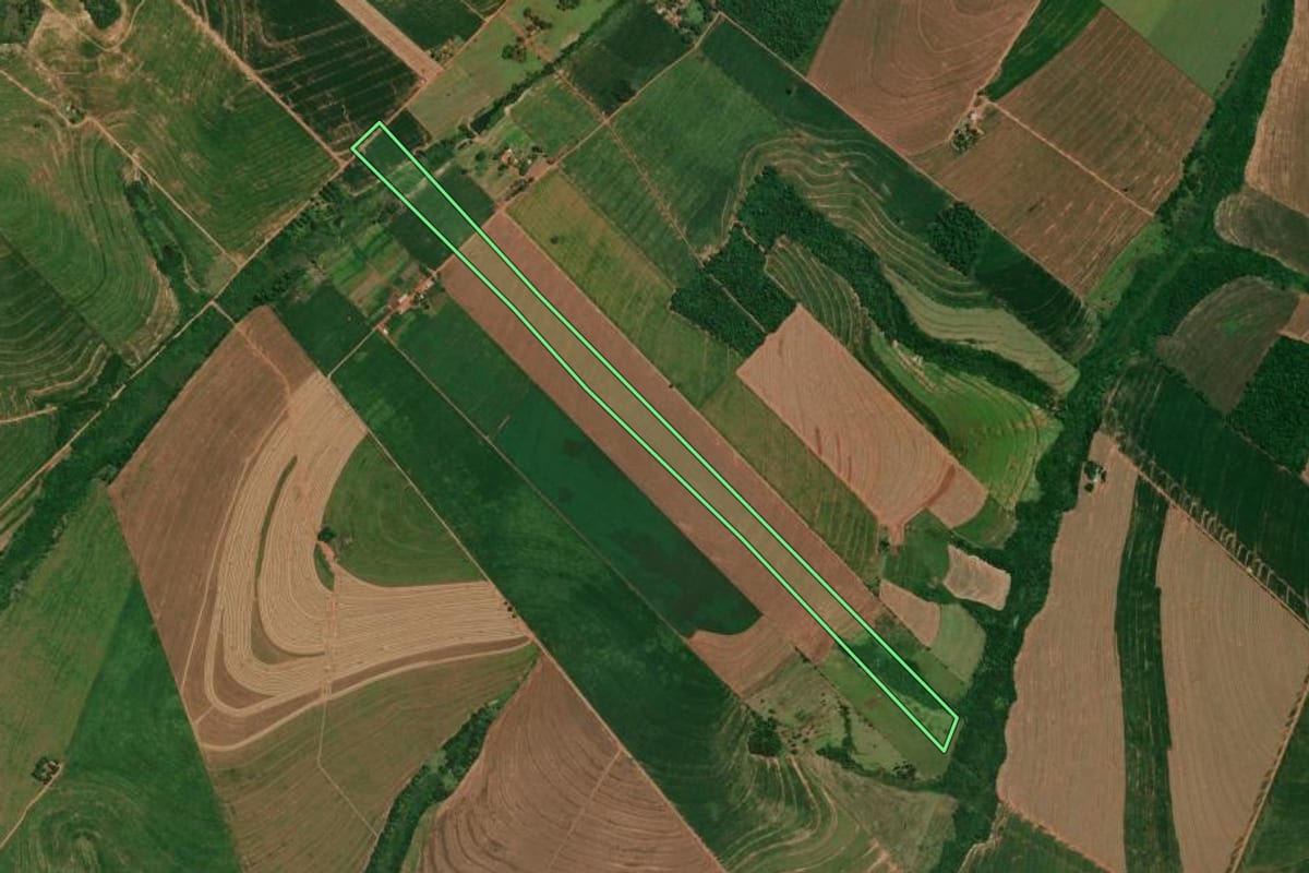 Imagem de satélite do imóvel rural em Brasilândia do Sul (PR), com o contorno declarado no CAR desenhado por cima.