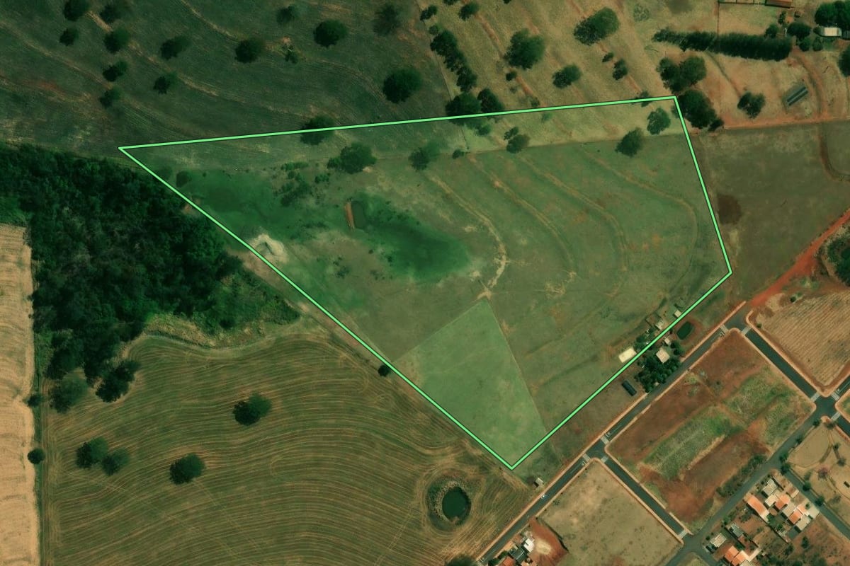 Imagem de satélite do imóvel rural em Cafeara (PR), com o contorno declarado no CAR desenhado por cima.