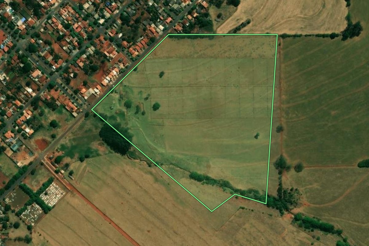 Imagem de satélite do imóvel rural em Cafeara (PR), com o contorno declarado no CAR desenhado por cima.