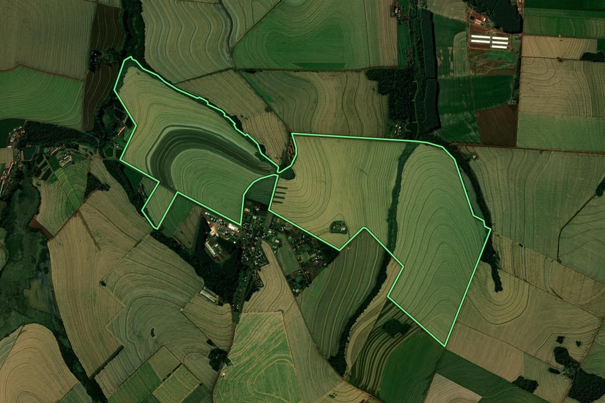 Imagem de satélite do imóvel rural em Cafelândia (PR), com o contorno declarado no CAR desenhado por cima.