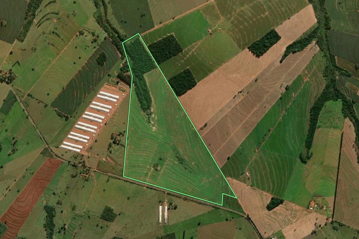 Imagem de satélite do imóvel rural em Cafezal do Sul (PR), com o contorno declarado no CAR desenhado por cima.
