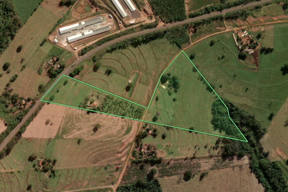 Imagem de satélite do imóvel rural em Cafezal do Sul (PR), com o contorno declarado no CAR desenhado por cima.