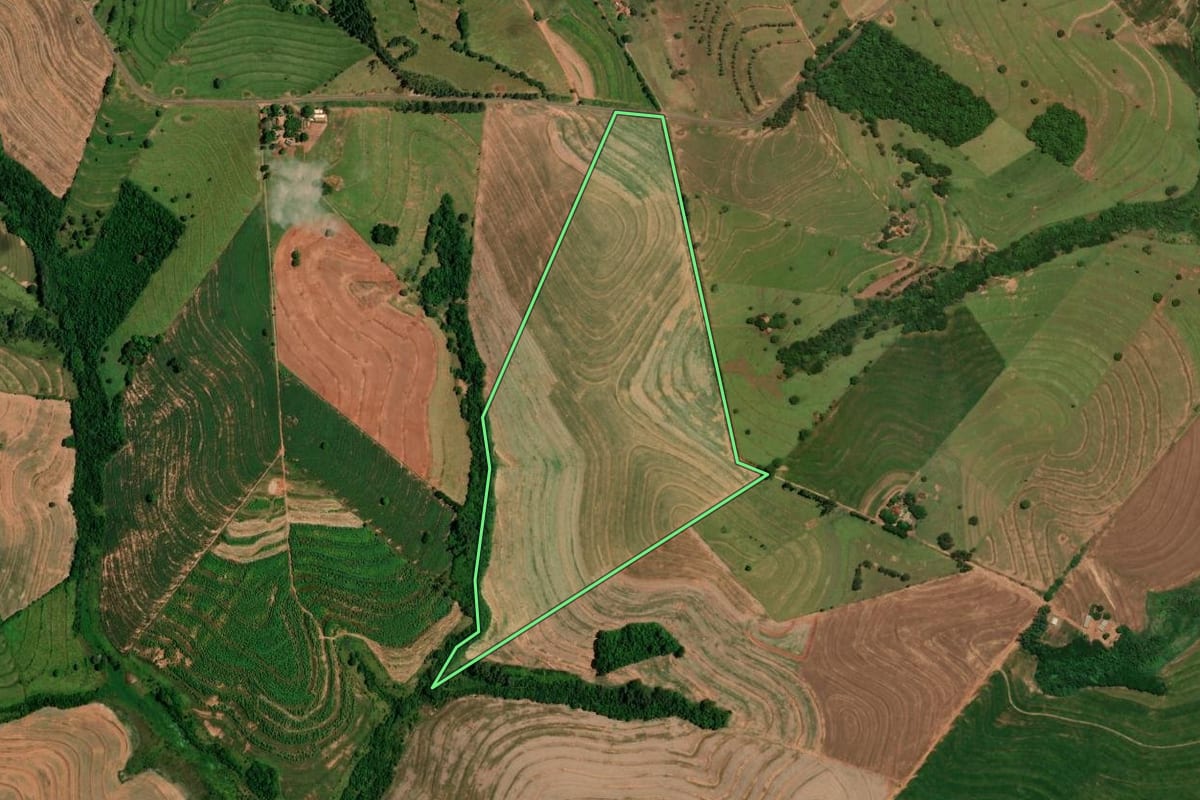 Imagem de satélite do imóvel rural em Cafezal do Sul (PR), com o contorno declarado no CAR desenhado por cima.