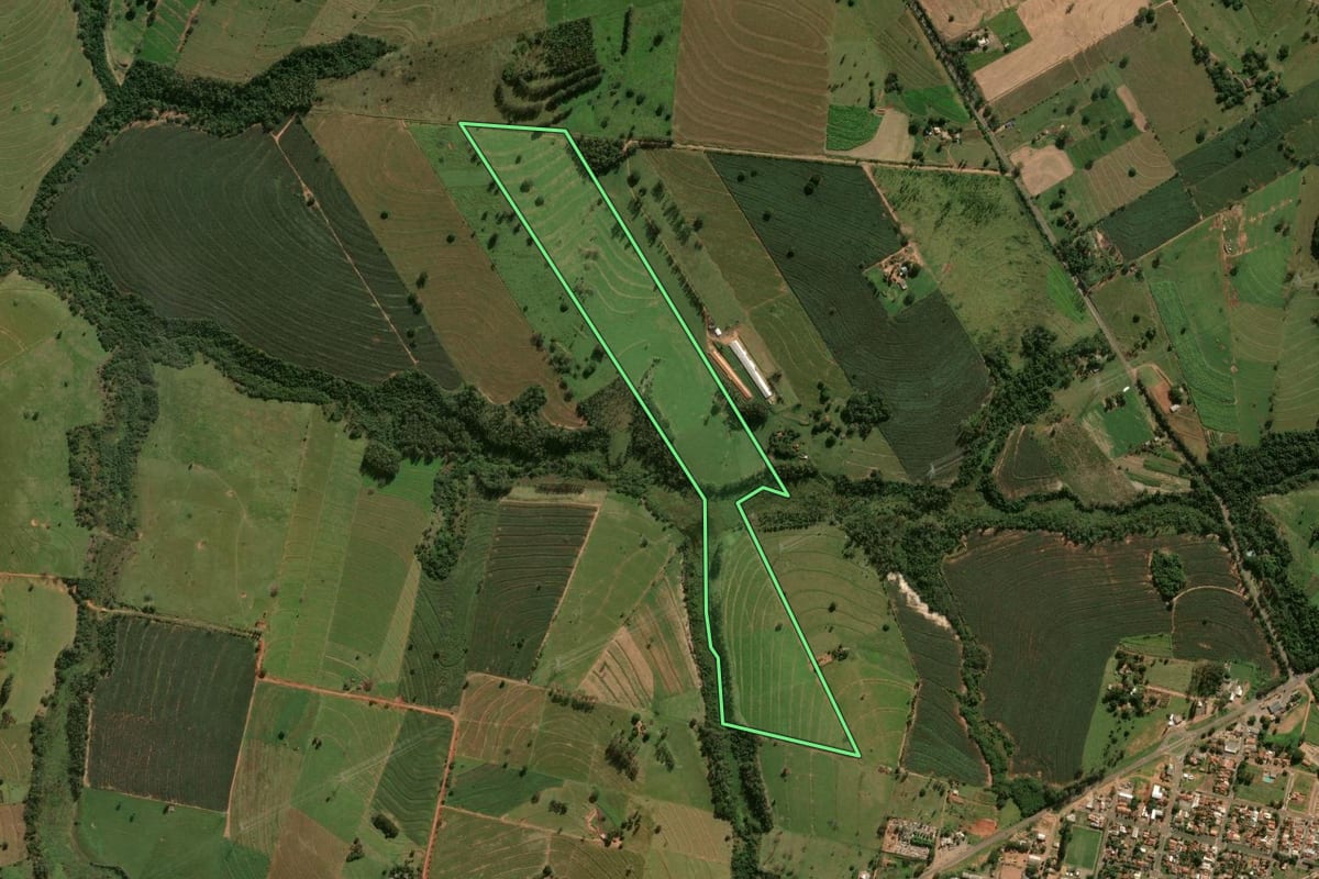 Imagem de satélite do imóvel rural em Cafezal do Sul (PR), com o contorno declarado no CAR desenhado por cima.