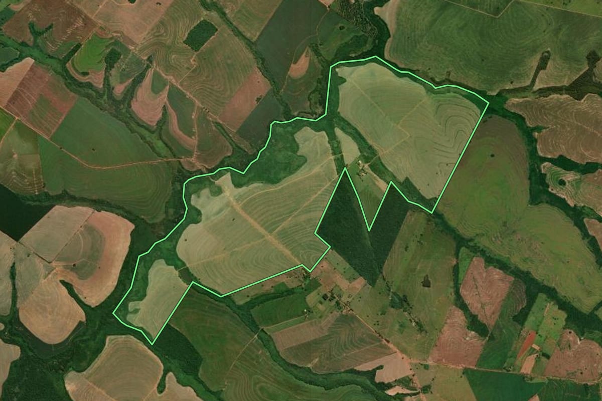 Imagem de satélite do imóvel rural em Cafezal do Sul (PR), com o contorno declarado no CAR desenhado por cima.