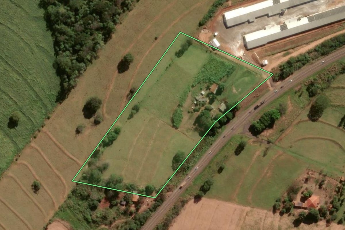 Imagem de satélite do imóvel rural em Cafezal do Sul (PR), com o contorno declarado no CAR desenhado por cima.