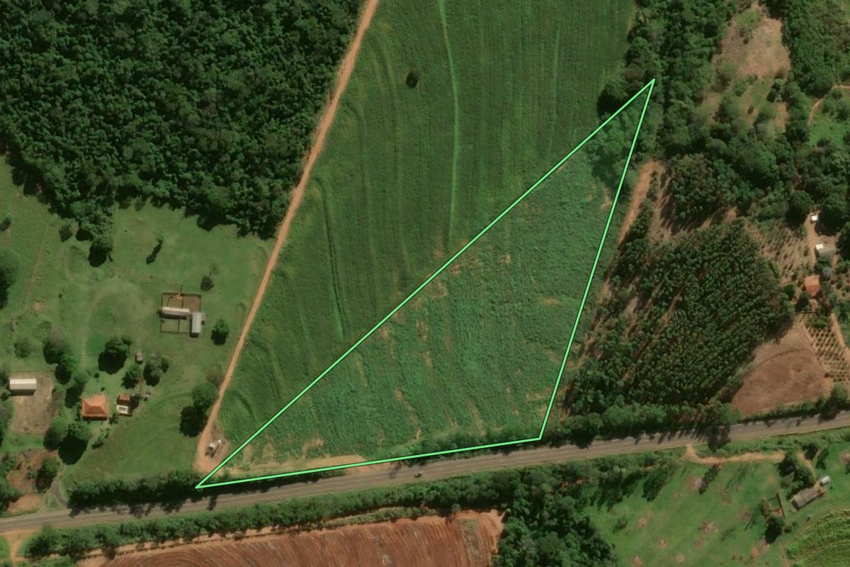 Imagem de satélite do imóvel rural em Cafezal do Sul (PR), com o contorno declarado no CAR desenhado por cima.