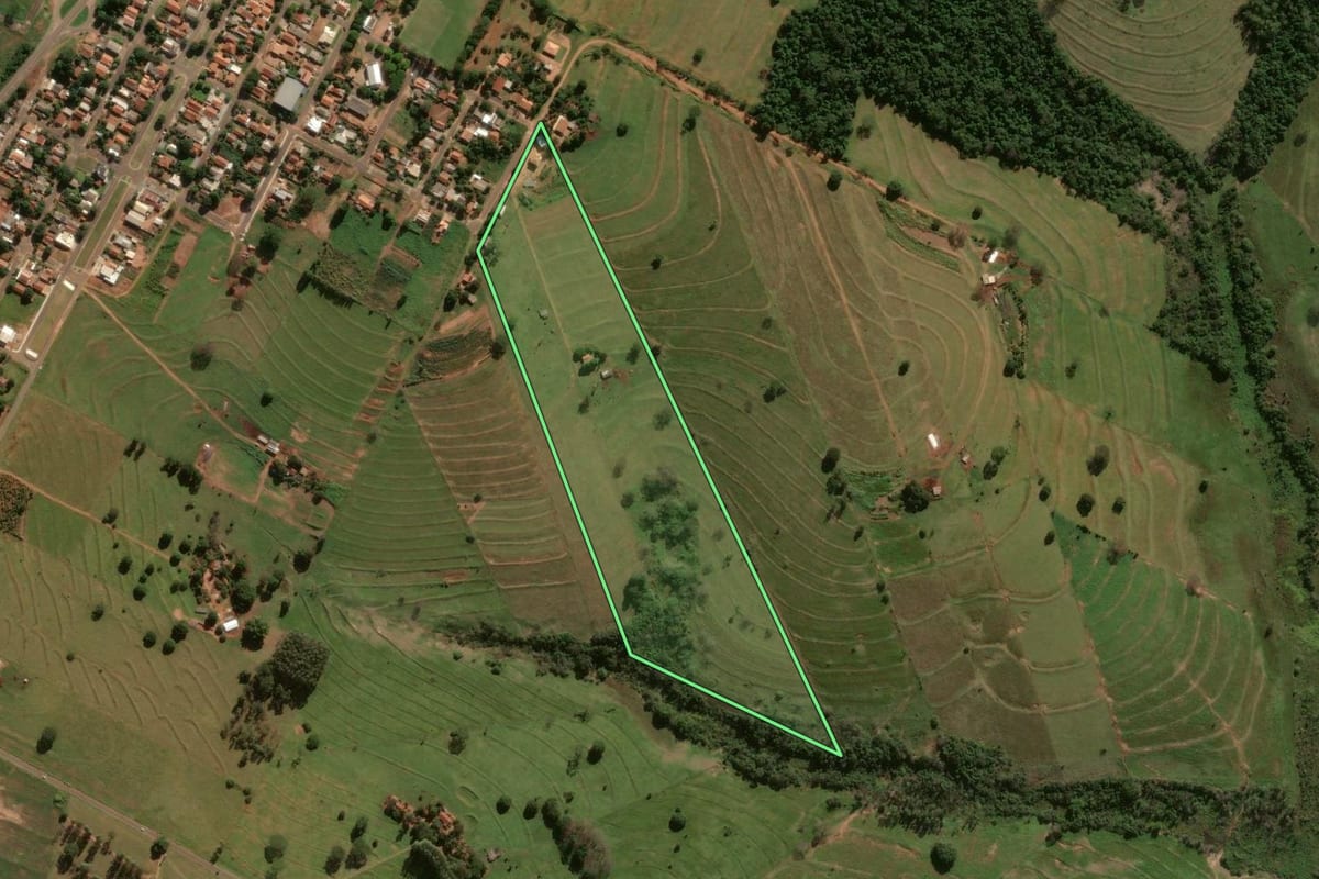 Imagem de satélite do imóvel rural em Cafezal do Sul (PR), com o contorno declarado no CAR desenhado por cima.