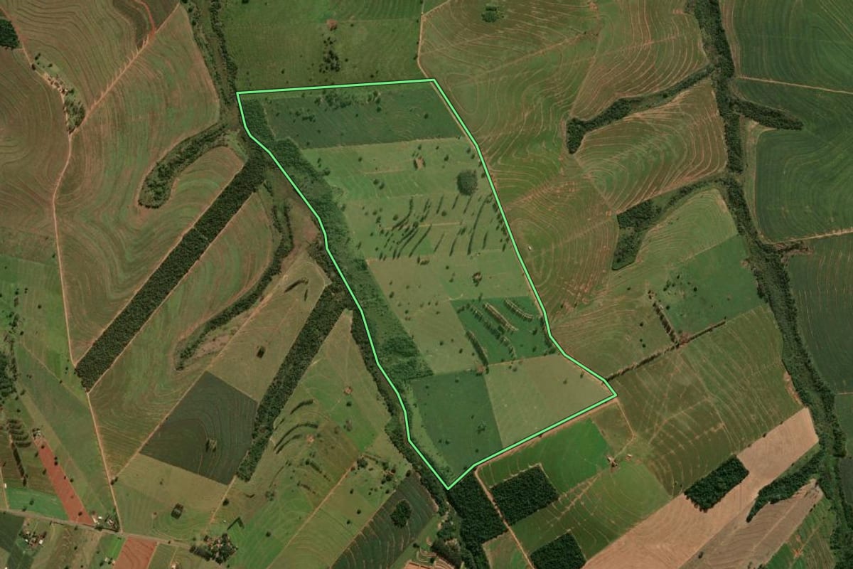 Imagem de satélite do imóvel rural em Cafezal do Sul (PR), com o contorno declarado no CAR desenhado por cima.