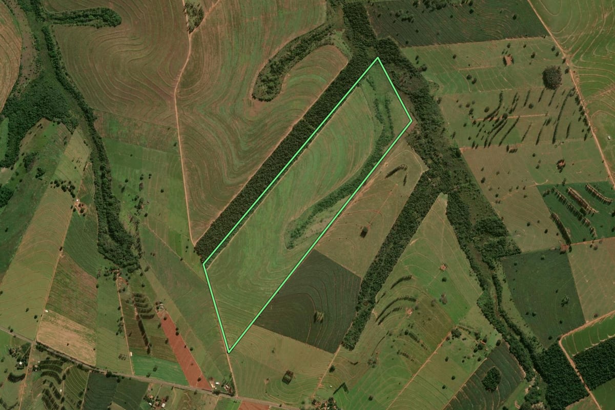 Imagem de satélite do imóvel rural em Cafezal do Sul (PR), com o contorno declarado no CAR desenhado por cima.