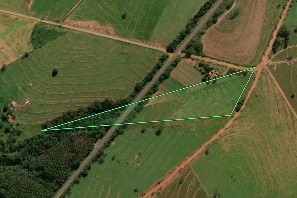 Imagem de satélite do imóvel rural em Cafezal do Sul (PR), com o contorno declarado no CAR desenhado por cima.