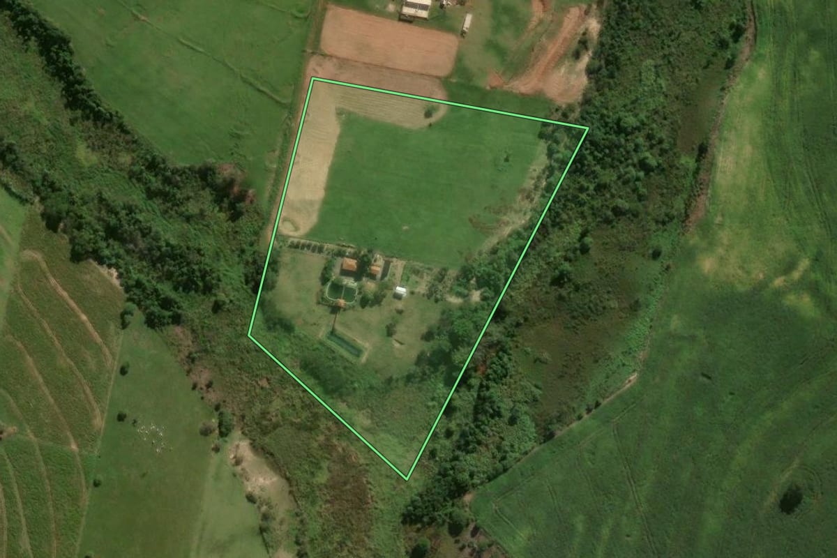 Imagem de satélite do imóvel rural em Cafezal do Sul (PR), com o contorno declarado no CAR desenhado por cima.