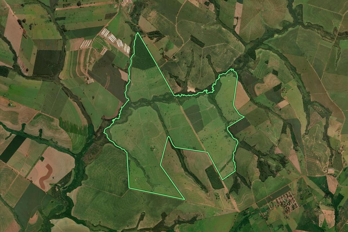 Imagem de satélite do imóvel rural em Cafezal do Sul (PR), com o contorno declarado no CAR desenhado por cima.