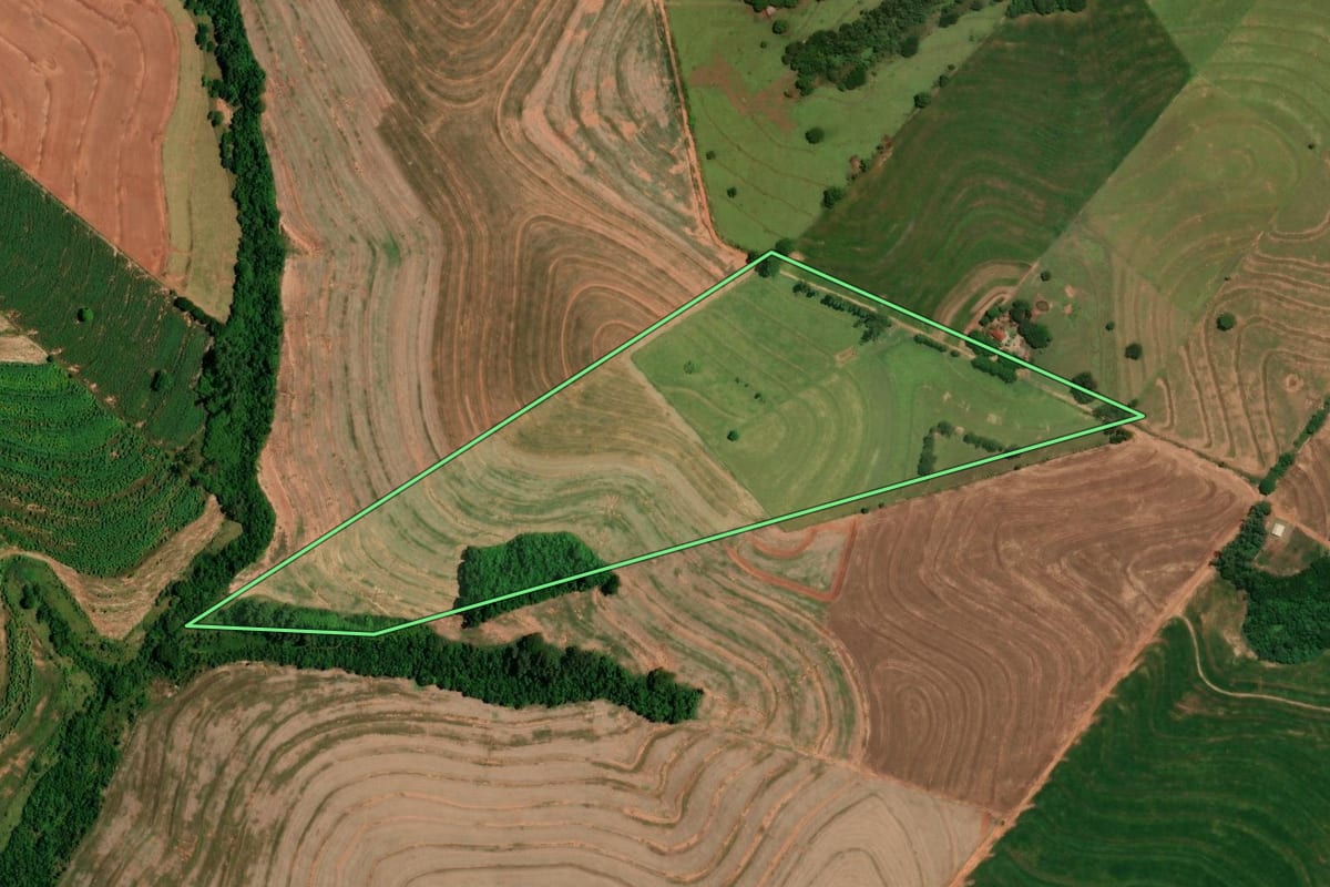Imagem de satélite do imóvel rural em Cafezal do Sul (PR), com o contorno declarado no CAR desenhado por cima.