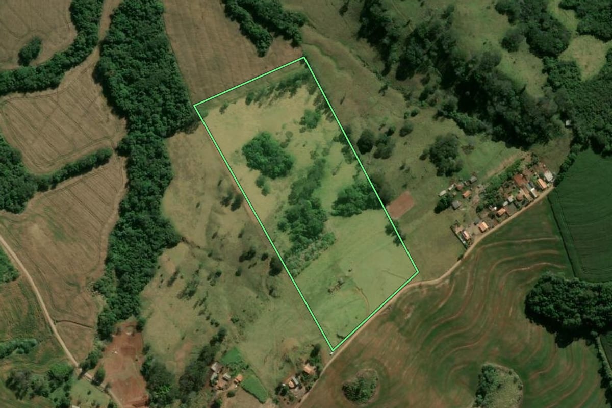 Imagem de satélite do imóvel rural em Califórnia (PR), com o contorno declarado no CAR desenhado por cima.