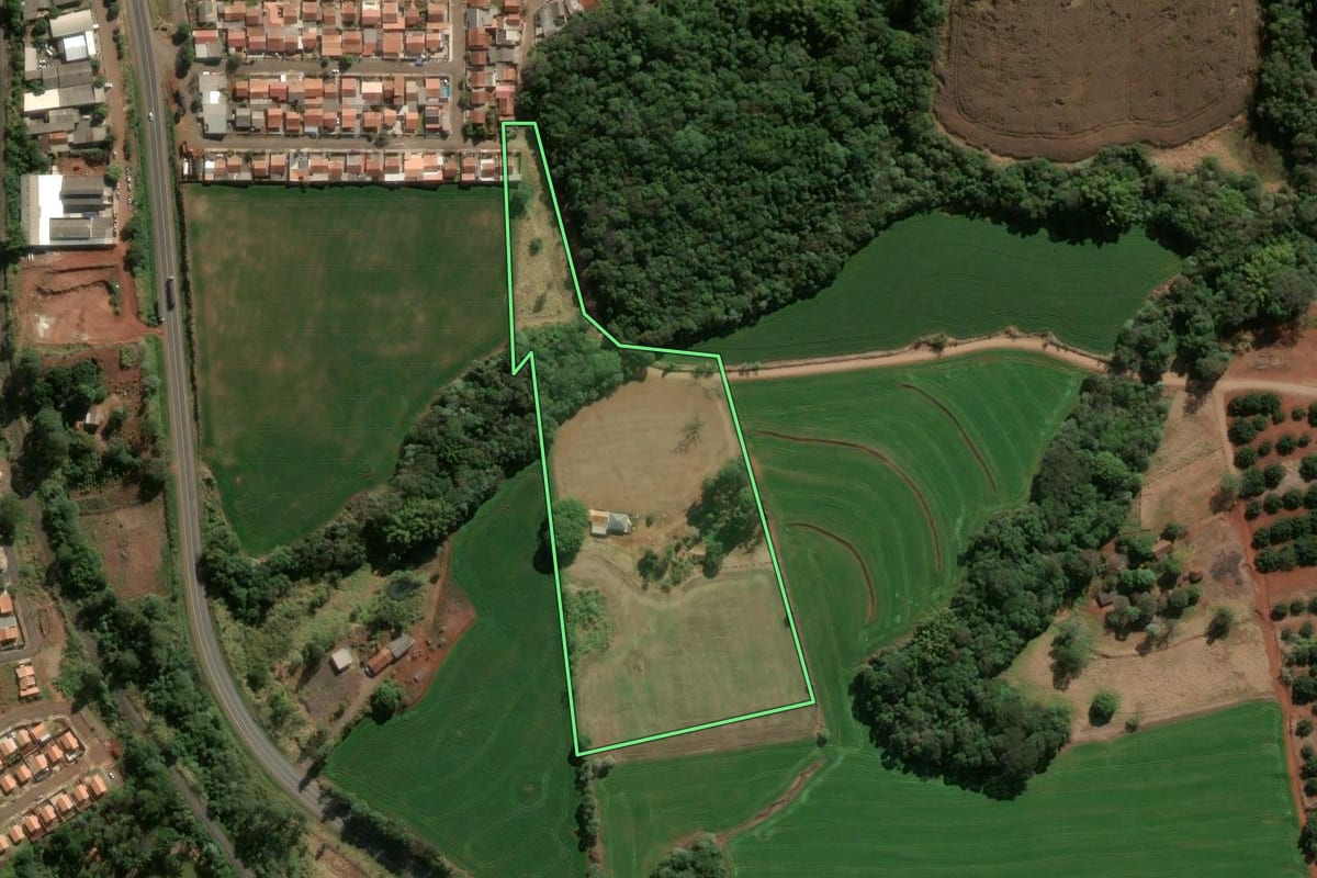 Imagem de satélite do imóvel rural em Califórnia (PR), com o contorno declarado no CAR desenhado por cima.