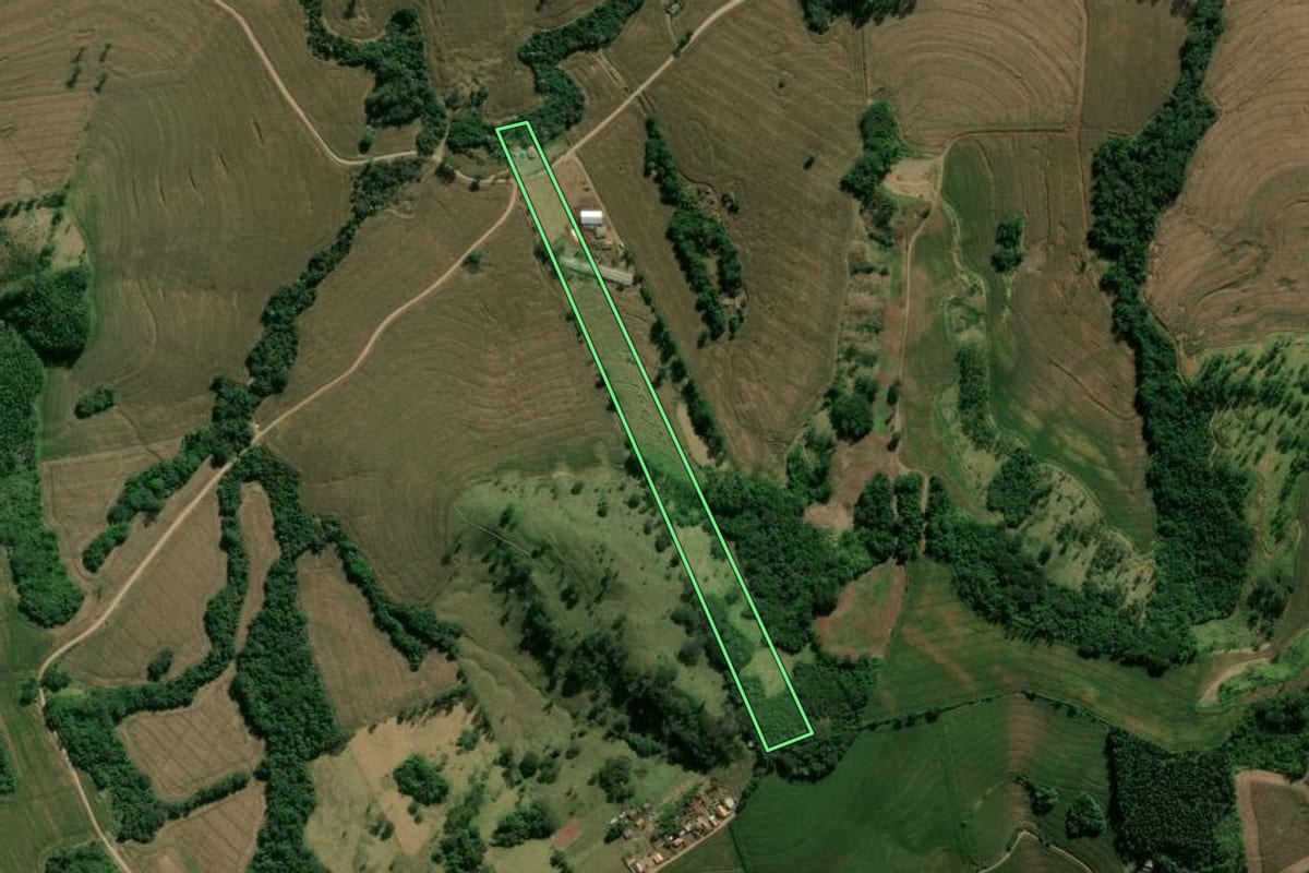 Imagem de satélite do imóvel rural em Califórnia (PR), com o contorno declarado no CAR desenhado por cima.