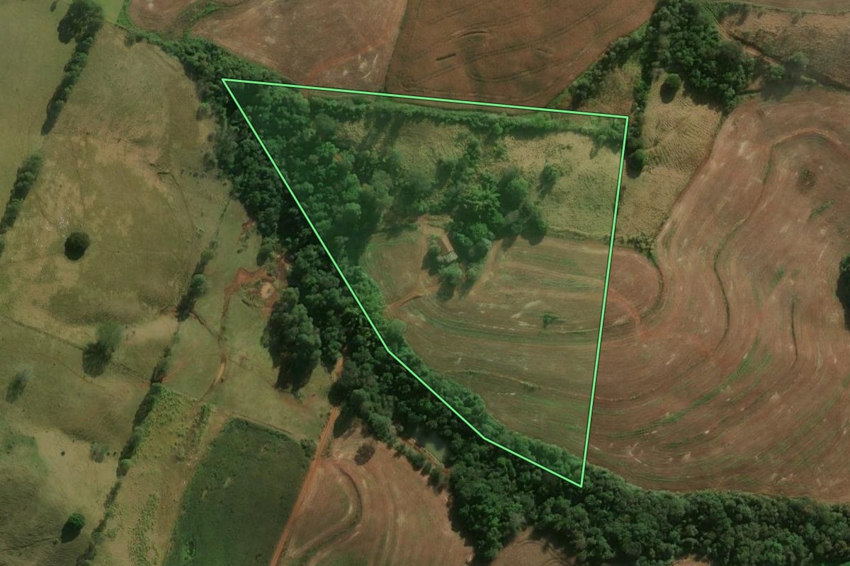 Imagem de satélite do imóvel rural em Califórnia (PR), com o contorno declarado no CAR desenhado por cima.
