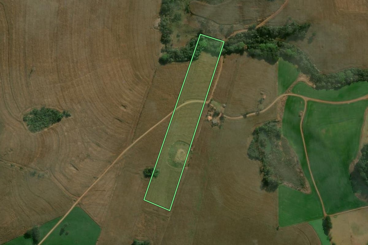 Imagem de satélite do imóvel rural em Califórnia (PR), com o contorno declarado no CAR desenhado por cima.