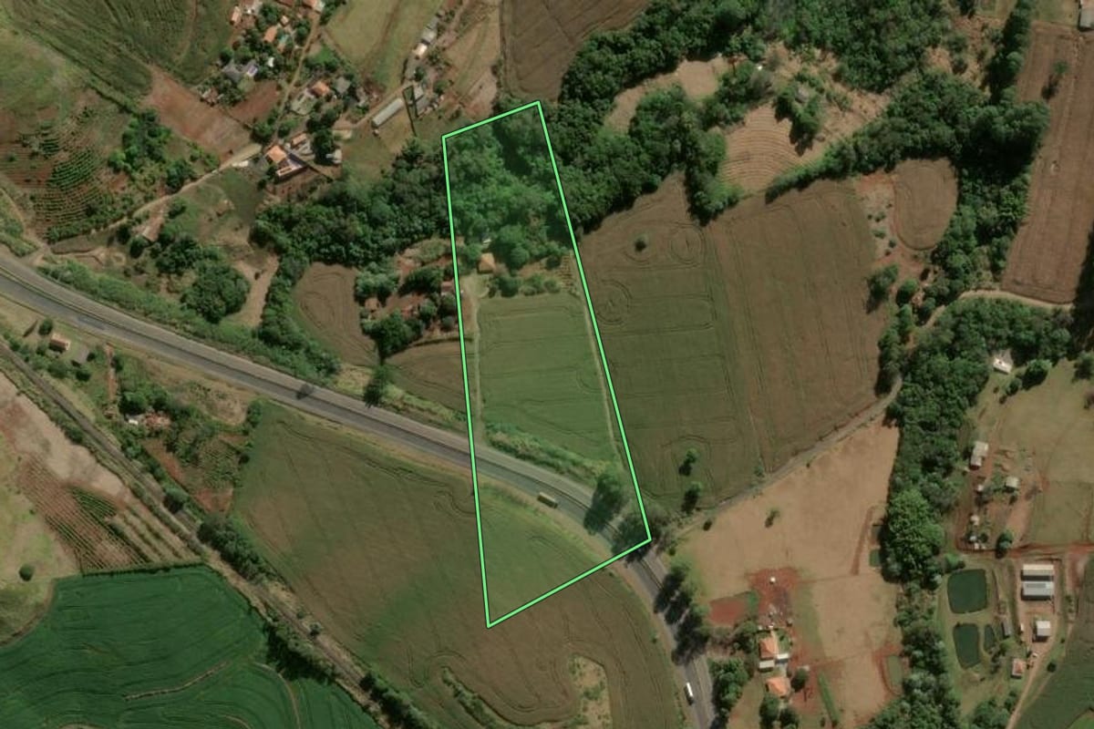 Imagem de satélite do imóvel rural em Califórnia (PR), com o contorno declarado no CAR desenhado por cima.