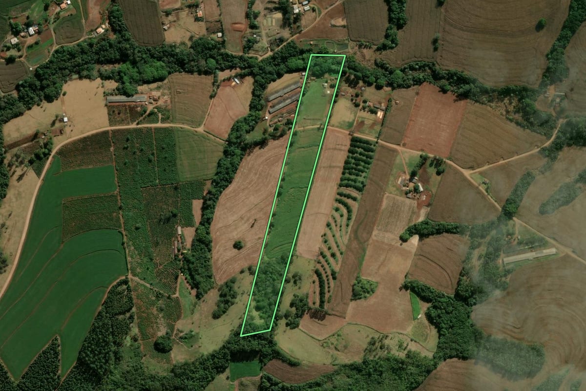 Imagem de satélite do imóvel rural em Califórnia (PR), com o contorno declarado no CAR desenhado por cima.
