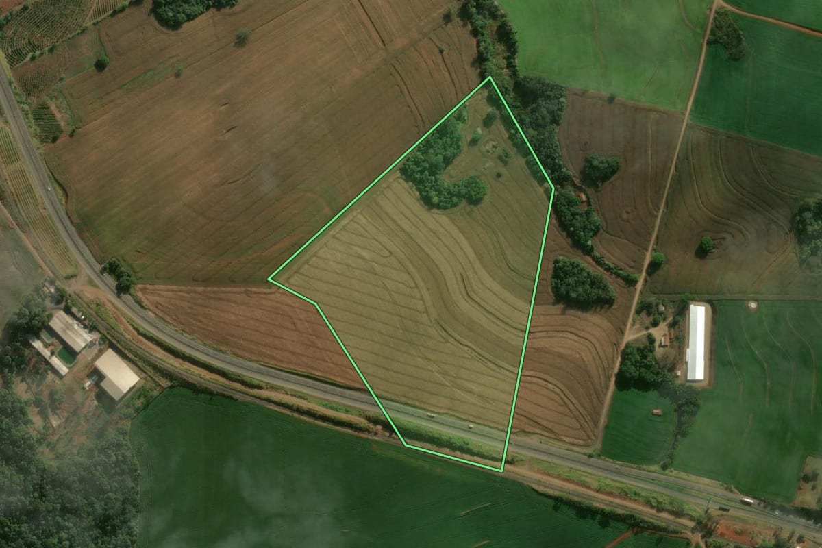 Imagem de satélite do imóvel rural em Califórnia (PR), com o contorno declarado no CAR desenhado por cima.
