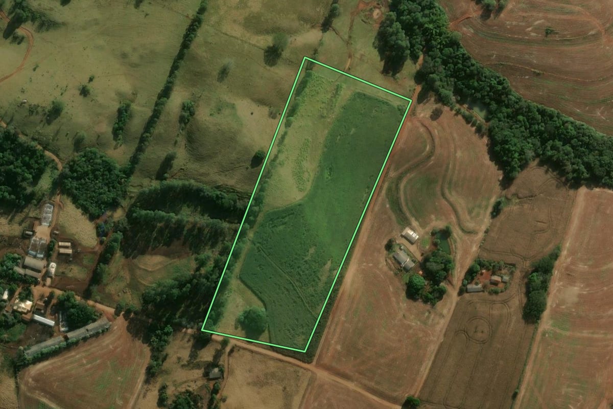 Imagem de satélite do imóvel rural em Califórnia (PR), com o contorno declarado no CAR desenhado por cima.