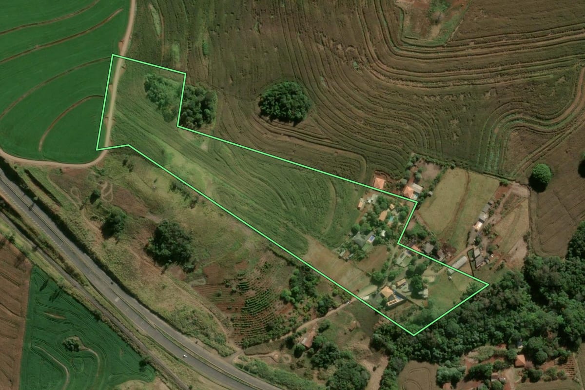 Imagem de satélite do imóvel rural em Califórnia (PR), com o contorno declarado no CAR desenhado por cima.