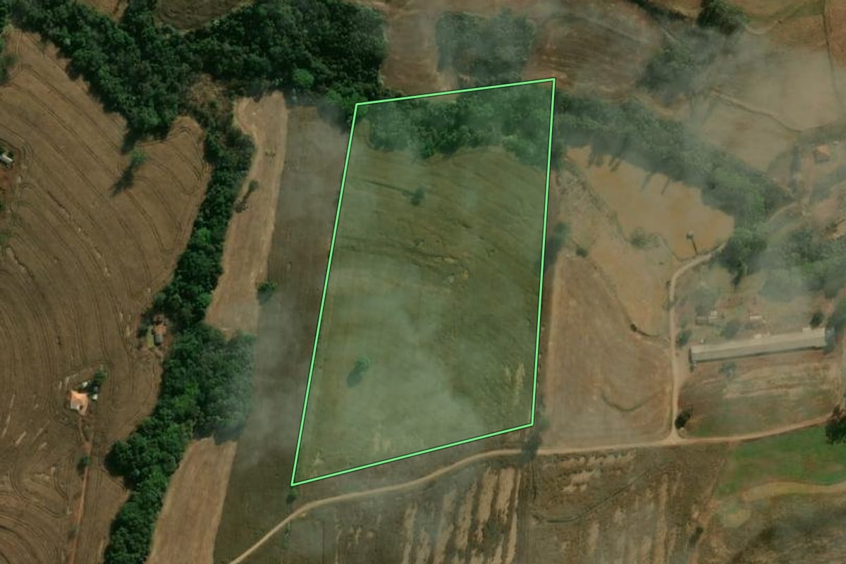 Imagem de satélite do imóvel rural em Califórnia (PR), com o contorno declarado no CAR desenhado por cima.