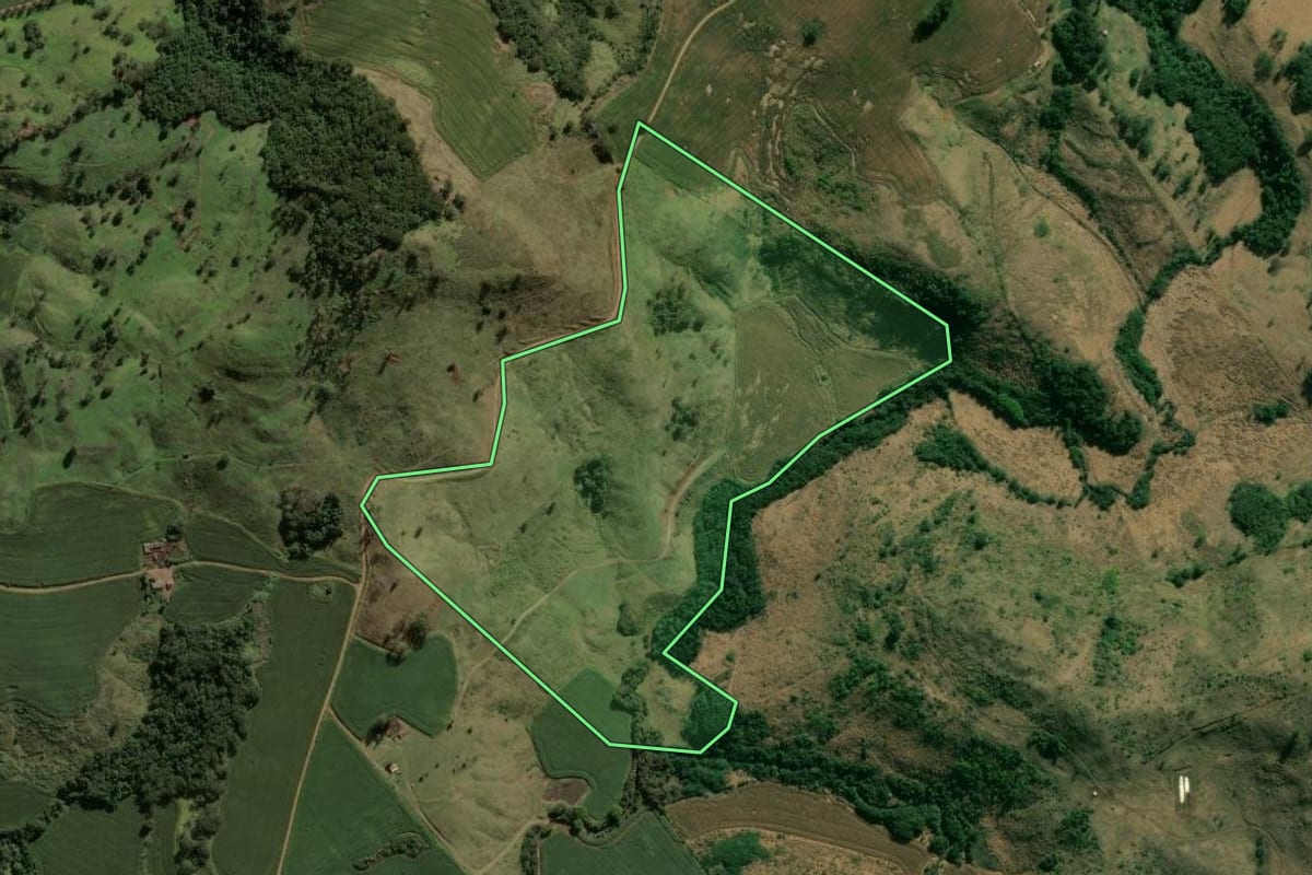 Imagem de satélite do imóvel rural em Califórnia (PR), com o contorno declarado no CAR desenhado por cima.