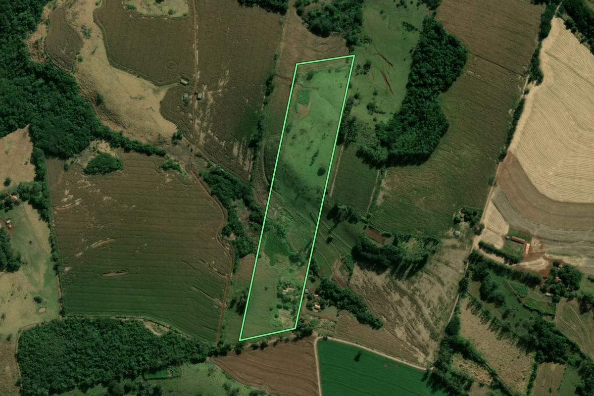 Imagem de satélite do imóvel rural em Califórnia (PR), com o contorno declarado no CAR desenhado por cima.