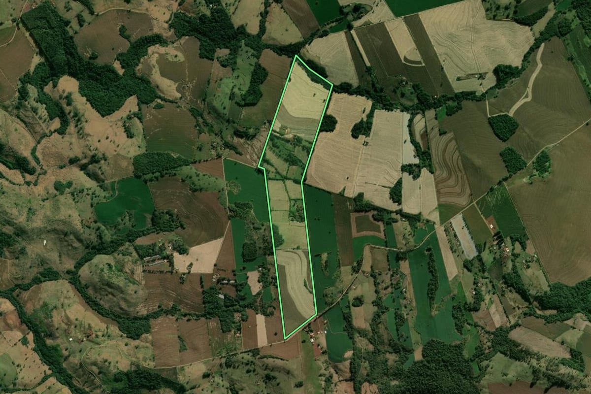 Imagem de satélite do imóvel rural em Califórnia (PR), com o contorno declarado no CAR desenhado por cima.