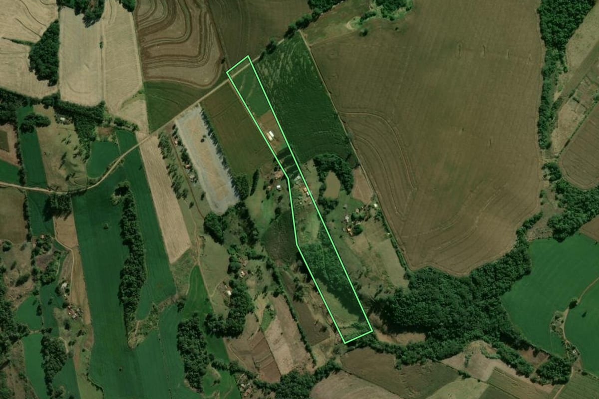 Imagem de satélite do imóvel rural em Califórnia (PR), com o contorno declarado no CAR desenhado por cima.
