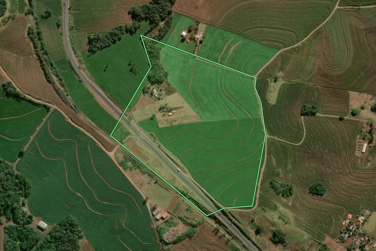 Imagem de satélite do imóvel rural em Califórnia (PR), com o contorno declarado no CAR desenhado por cima.