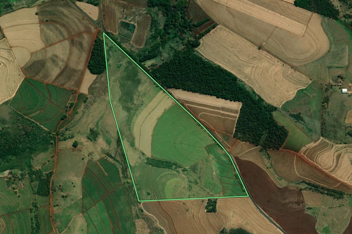 Imagem de satélite do imóvel rural em Cambará (PR), com o contorno declarado no CAR desenhado por cima.