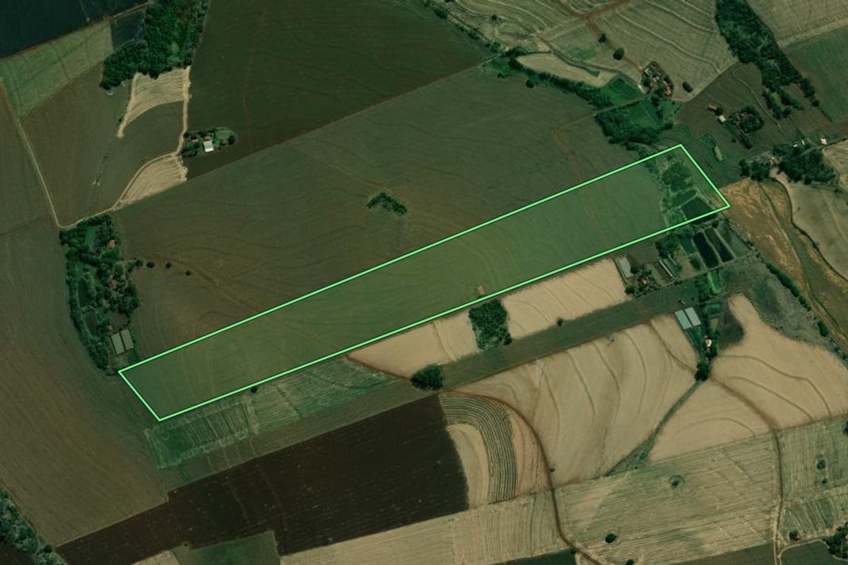 Imagem de satélite do imóvel rural em Cambará (PR), com o contorno declarado no CAR desenhado por cima.