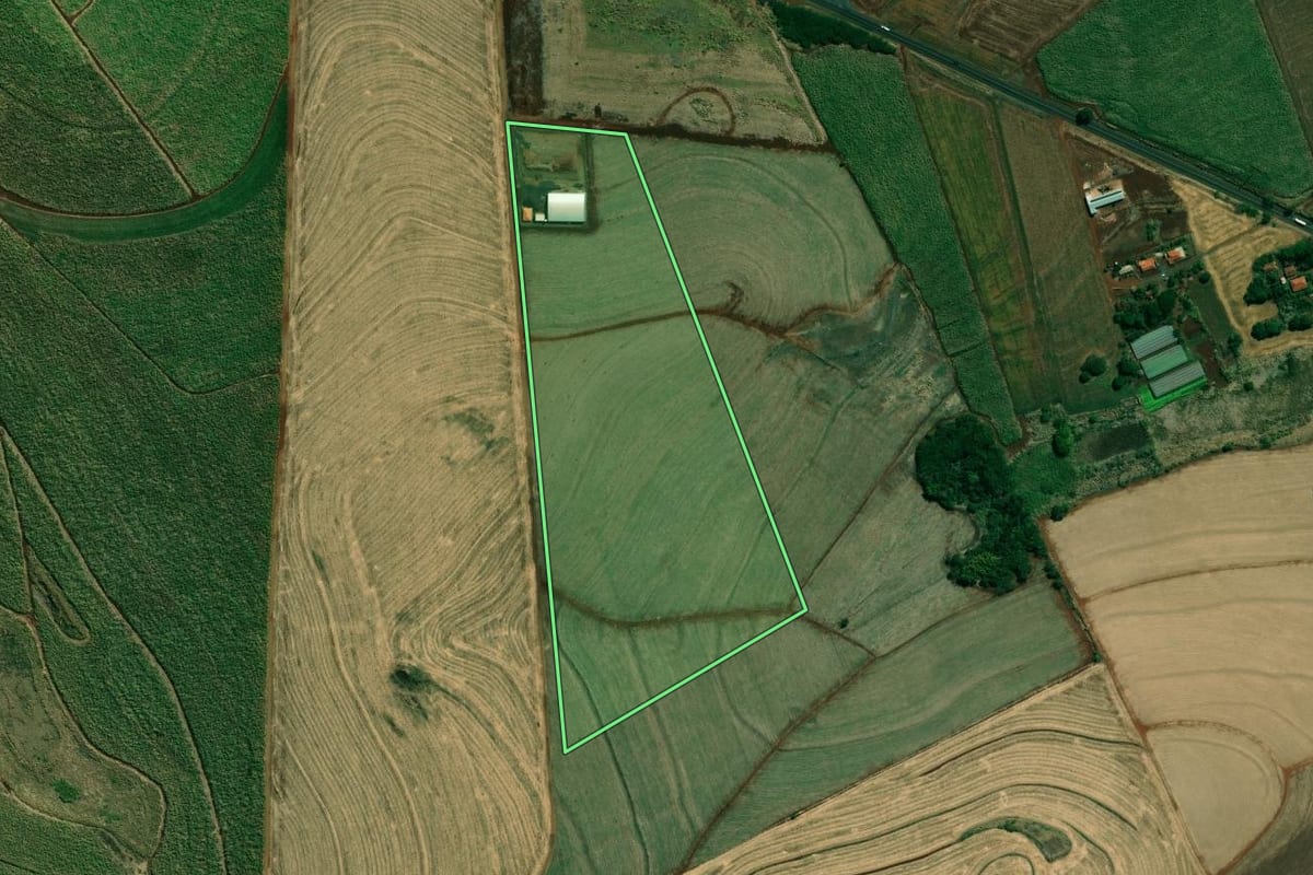 Imagem de satélite do imóvel rural em Cambará (PR), com o contorno declarado no CAR desenhado por cima.