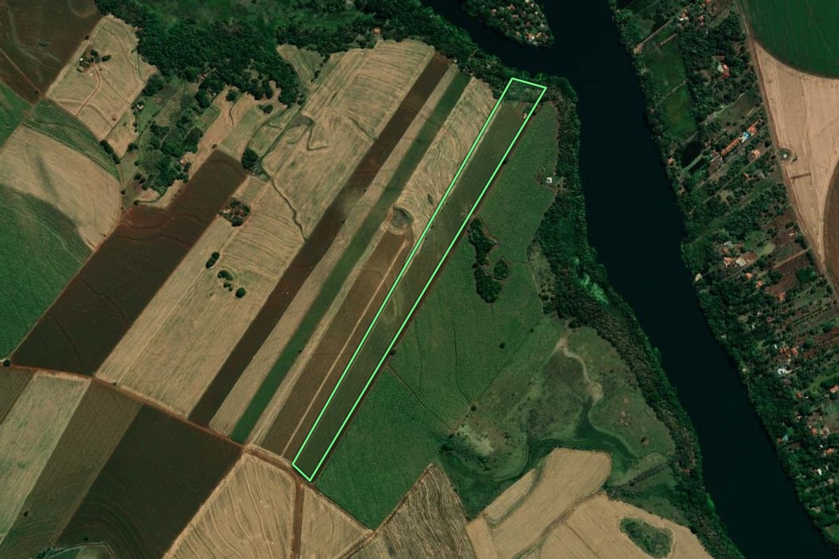 Imagem de satélite do imóvel rural em Cambará (PR), com o contorno declarado no CAR desenhado por cima.