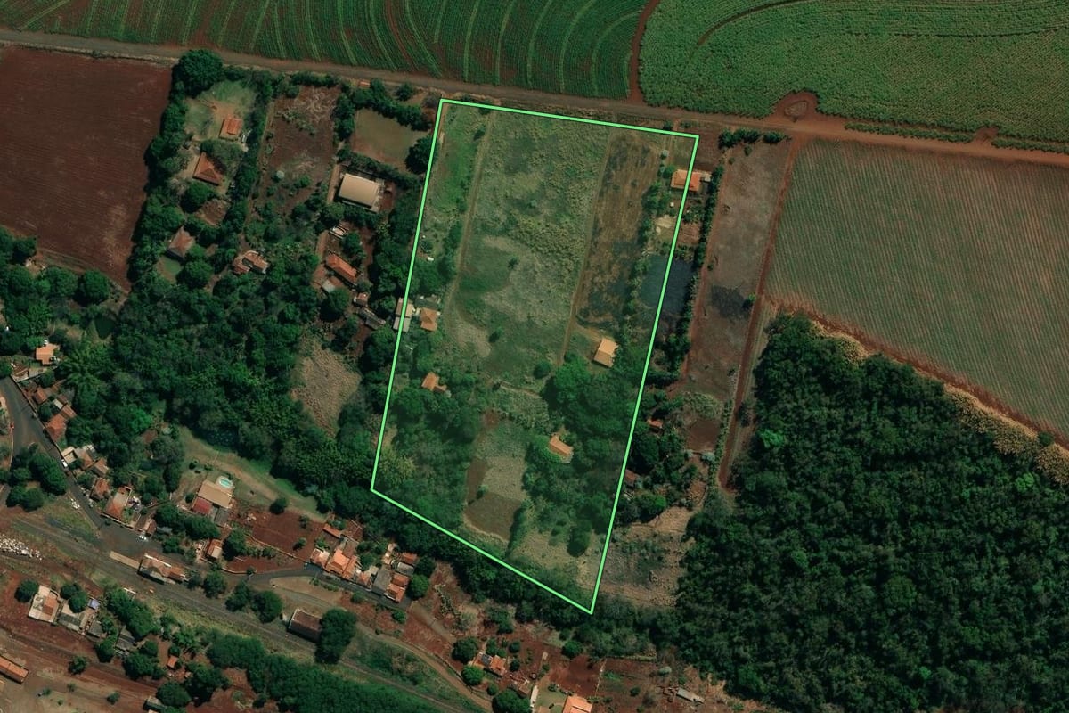 Imagem de satélite do imóvel rural em Cambará (PR), com o contorno declarado no CAR desenhado por cima.