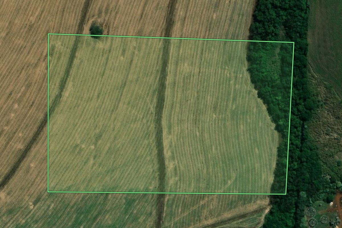 Imagem de satélite do imóvel rural em Cambará (PR), com o contorno declarado no CAR desenhado por cima.
