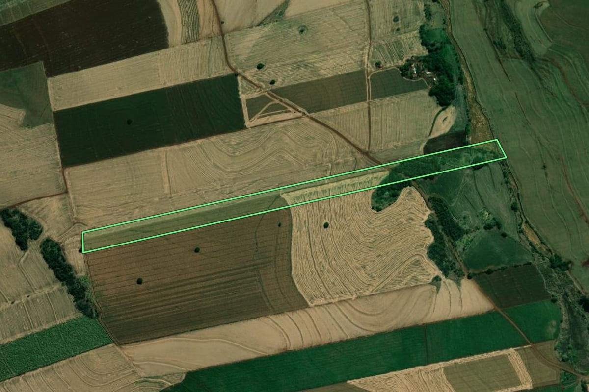 Imagem de satélite do imóvel rural em Cambará (PR), com o contorno declarado no CAR desenhado por cima.