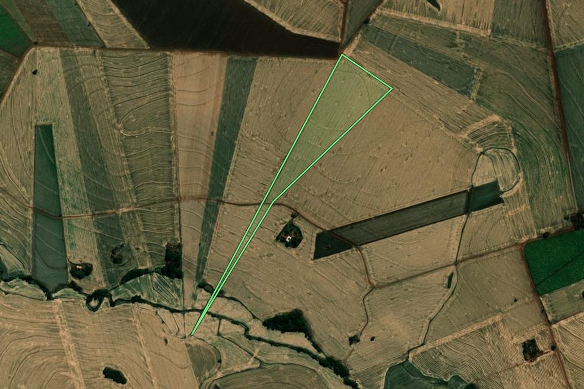 Imagem de satélite do imóvel rural em Cambará (PR), com o contorno declarado no CAR desenhado por cima.