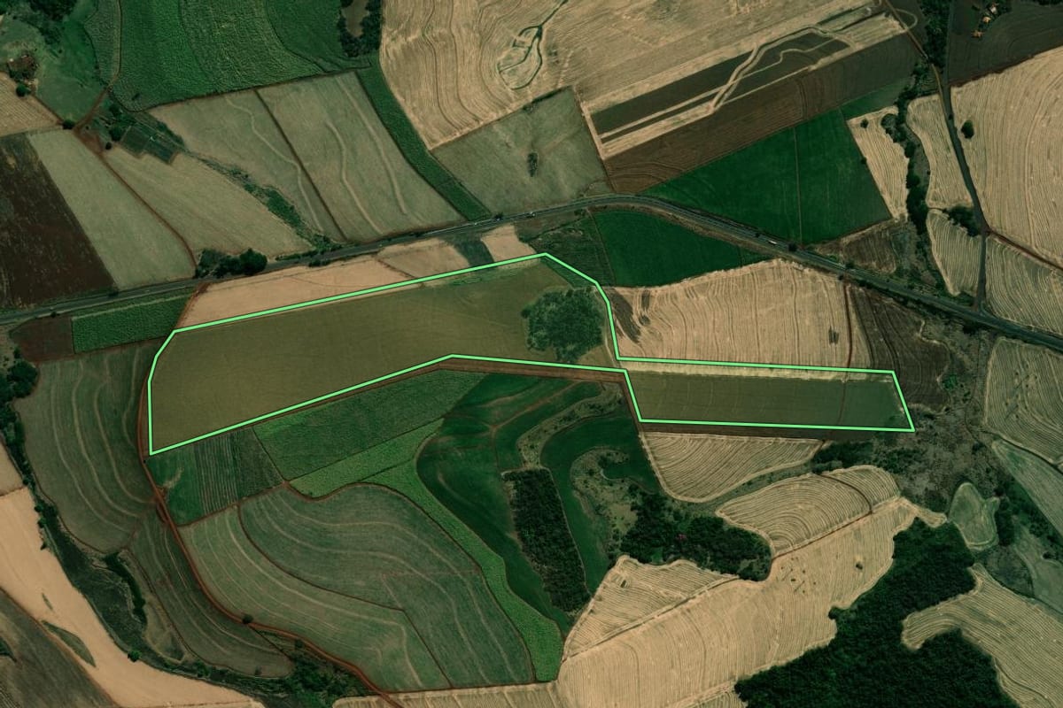 Imagem de satélite do imóvel rural em Cambará (PR), com o contorno declarado no CAR desenhado por cima.