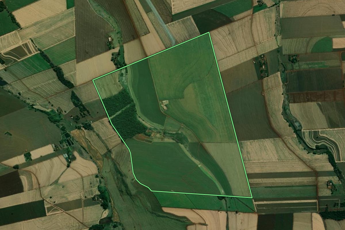 Imagem de satélite do imóvel rural em Cambará (PR), com o contorno declarado no CAR desenhado por cima.