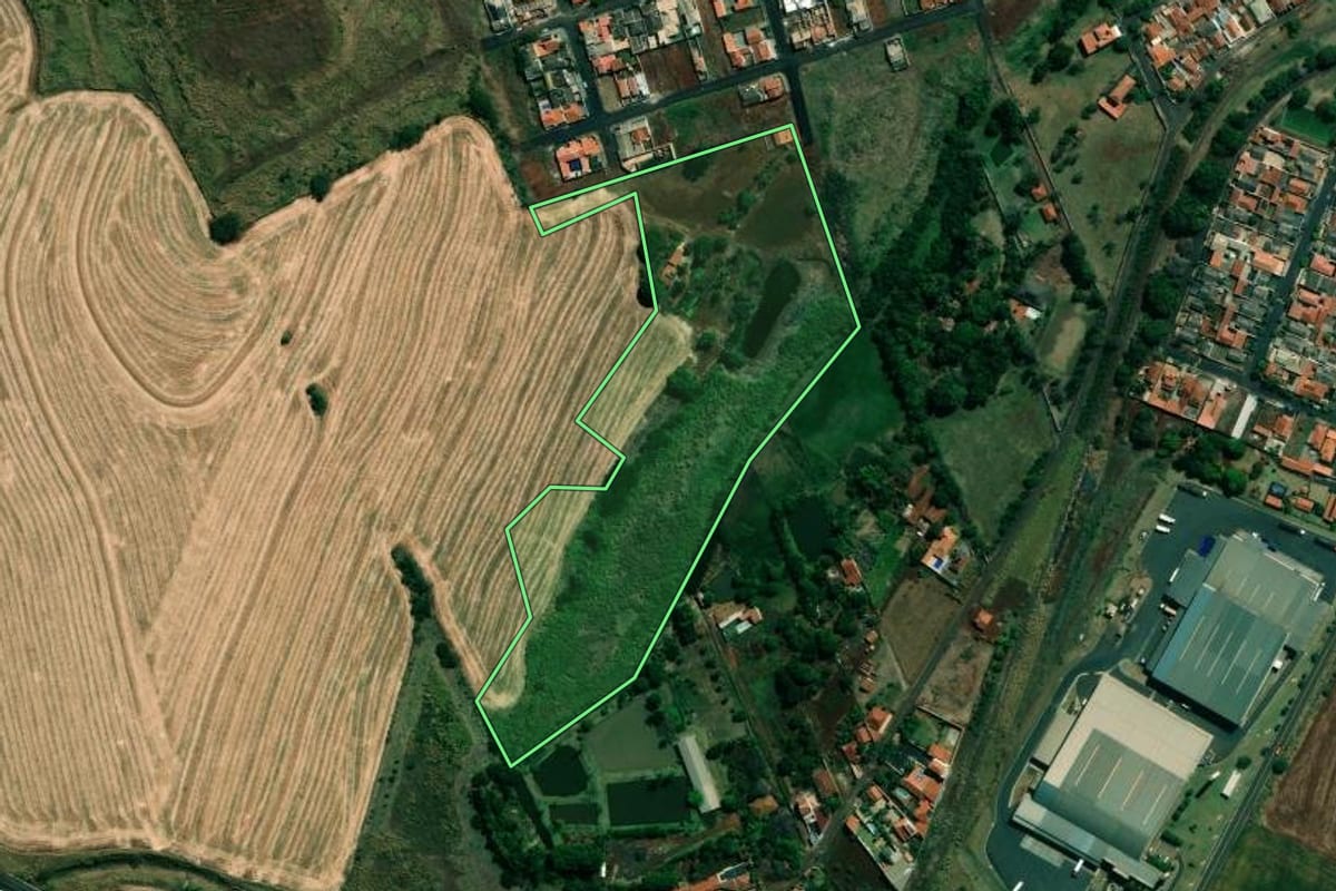 Imagem de satélite do imóvel rural em Cambará (PR), com o contorno declarado no CAR desenhado por cima.