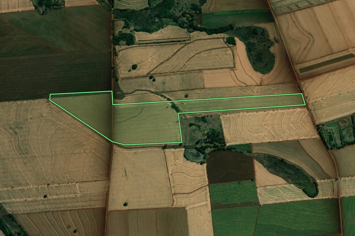 Imagem de satélite do imóvel rural em Cambará (PR), com o contorno declarado no CAR desenhado por cima.