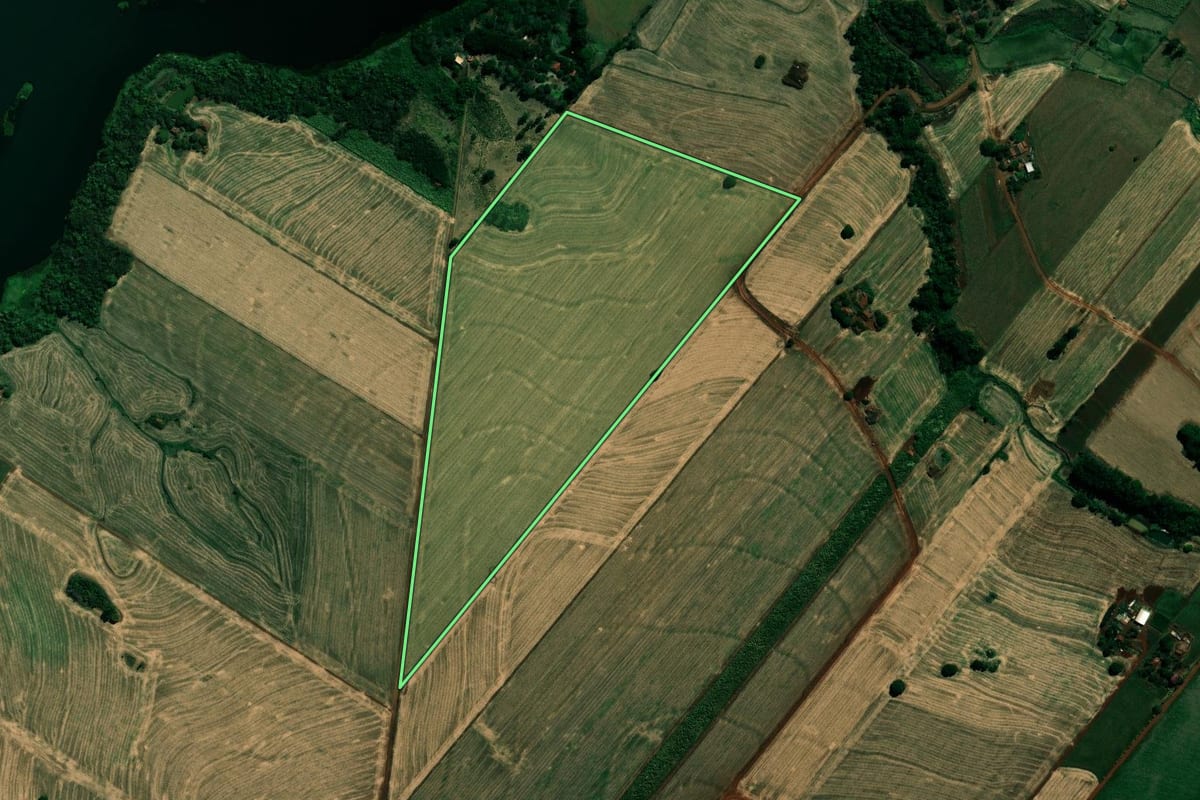 Imagem de satélite do imóvel rural em Cambará (PR), com o contorno declarado no CAR desenhado por cima.