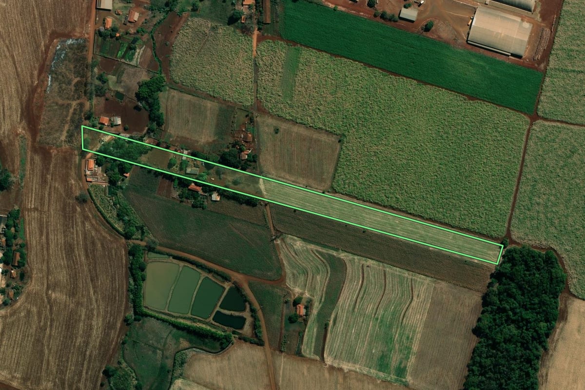 Imagem de satélite do imóvel rural em Cambará (PR), com o contorno declarado no CAR desenhado por cima.